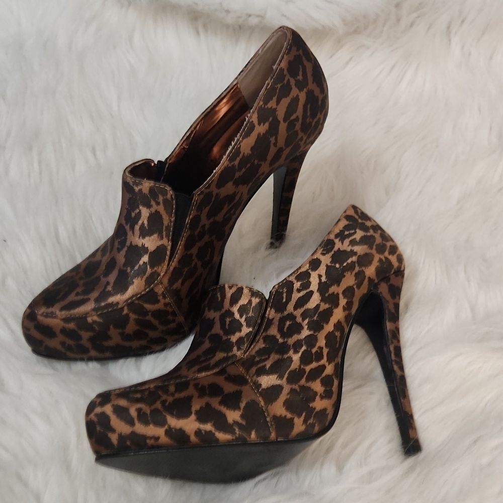 Colin Stuart 8.5 Leopard Print Satin Heels - Sz. 8.5